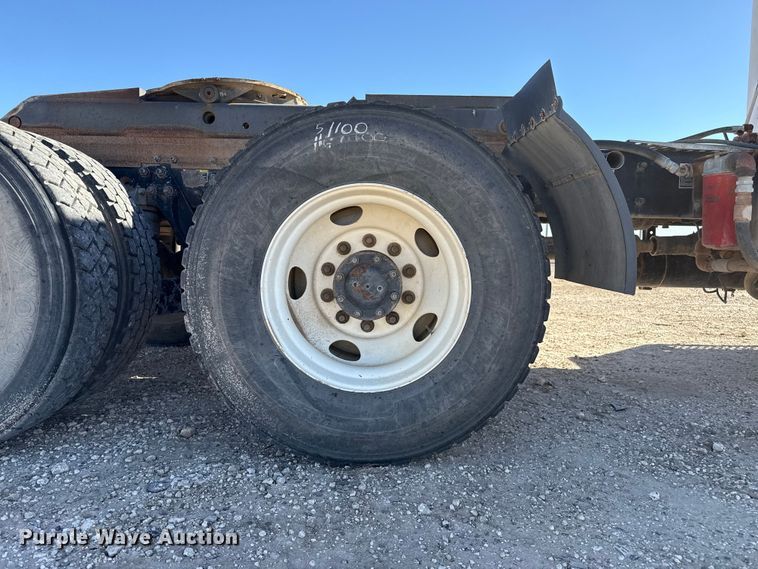 image for item EP0934 2007 Kenworth T800 semi truck