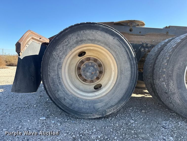 image for item EP0934 2007 Kenworth T800 semi truck