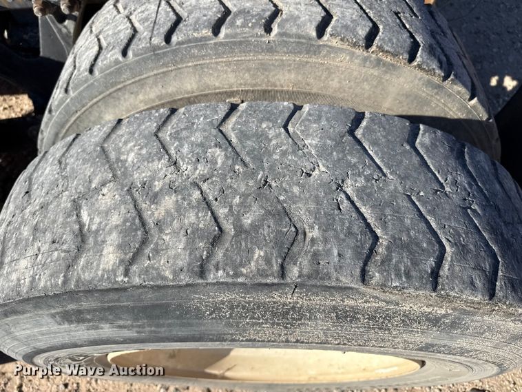 image for item EP0934 2007 Kenworth T800 semi truck