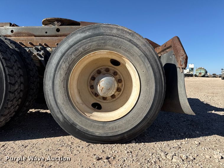 image for item EP0934 2007 Kenworth T800 semi truck