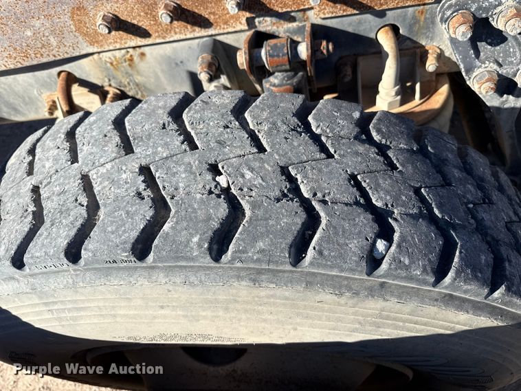 image for item EP0934 2007 Kenworth T800 semi truck