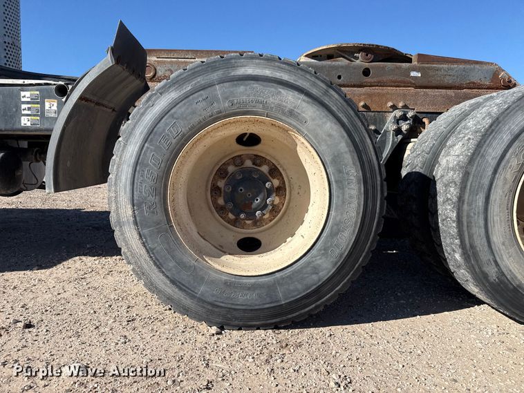 image for item EP0934 2007 Kenworth T800 semi truck