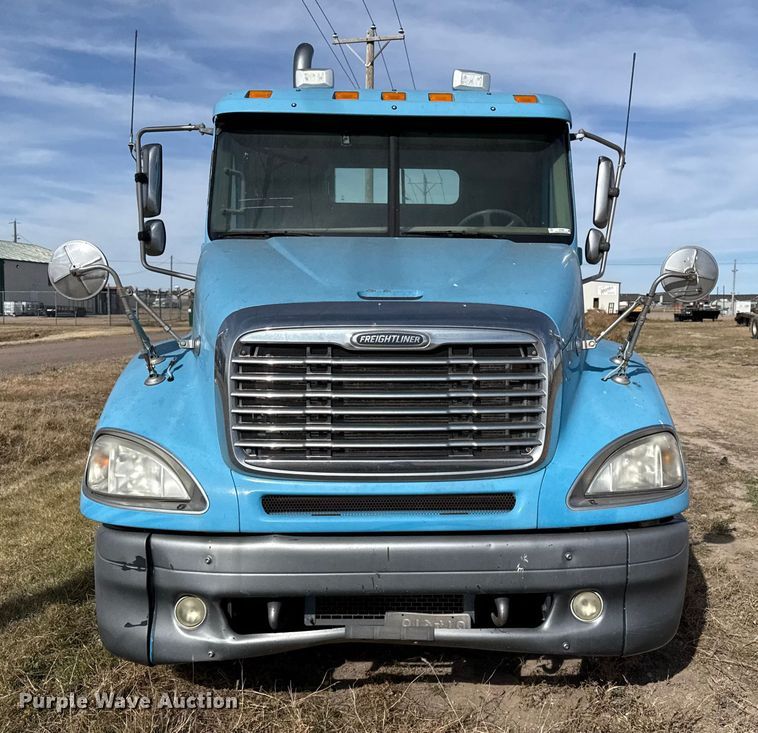 image for item EP0966 2005 Freightliner Columbia semi truck