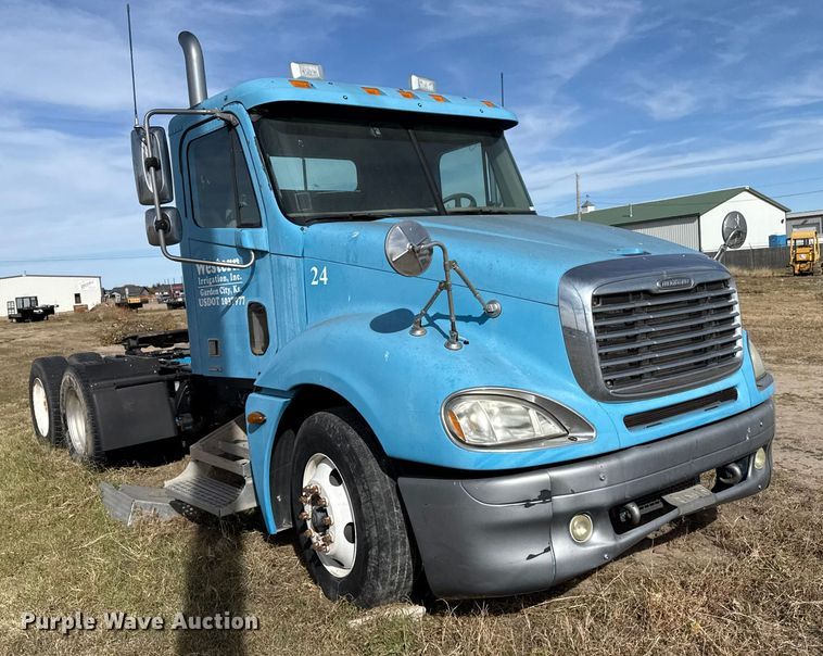 image for item EP0966 2005 Freightliner Columbia semi truck