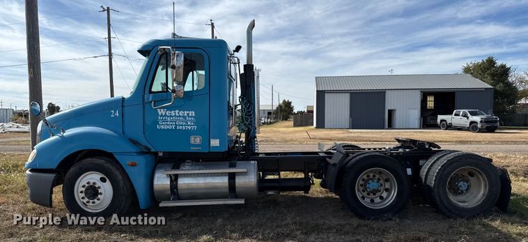 image for item EP0966 2005 Freightliner Columbia semi truck