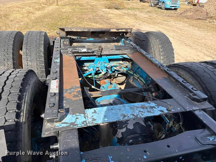 image for item EP0966 2005 Freightliner Columbia semi truck