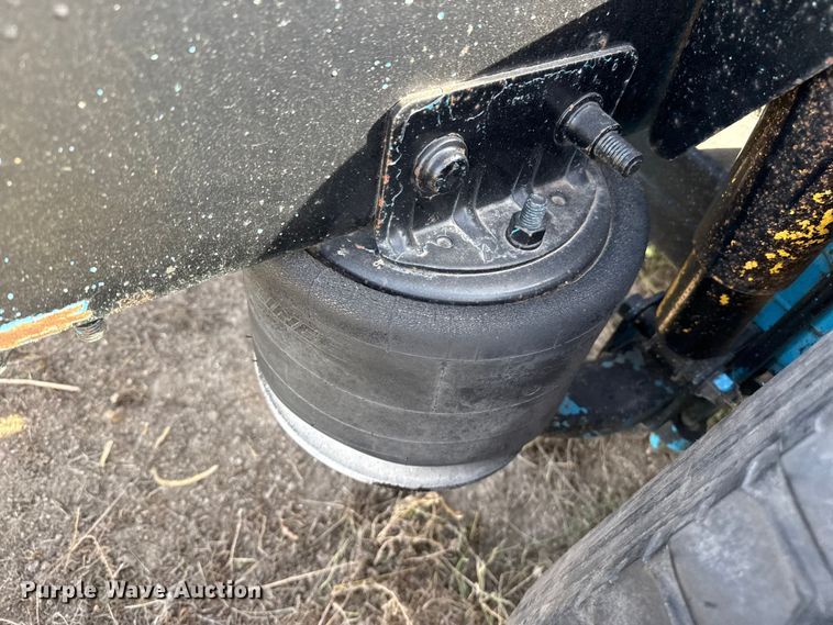 image for item EP0966 2005 Freightliner Columbia semi truck