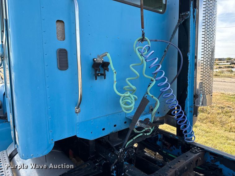 image for item EP0966 2005 Freightliner Columbia semi truck