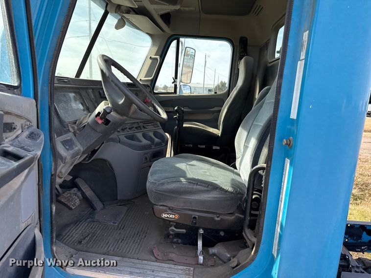 image for item EP0966 2005 Freightliner Columbia semi truck