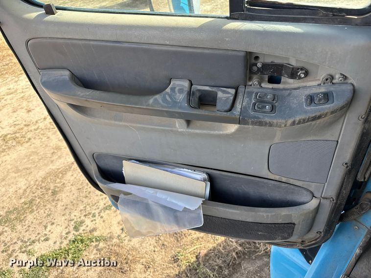 image for item EP0966 2005 Freightliner Columbia semi truck