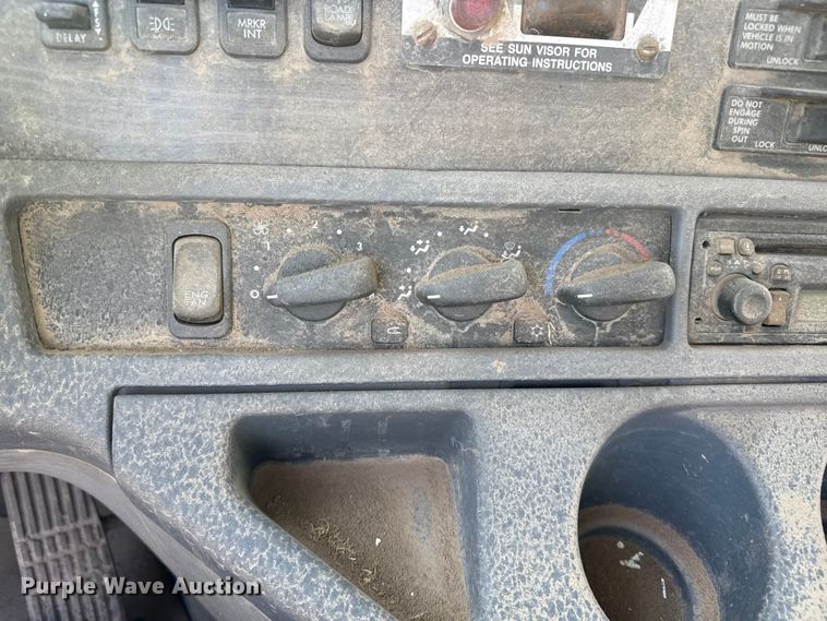 image for item EP0966 2005 Freightliner Columbia semi truck