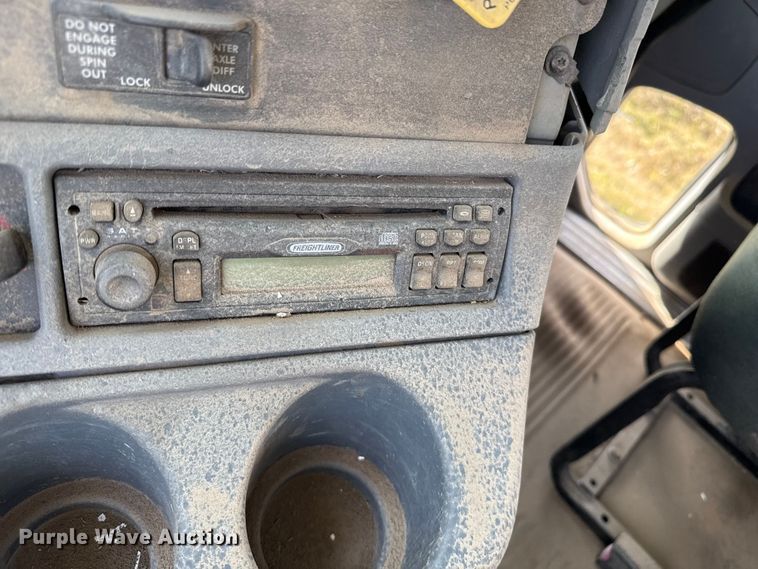 image for item EP0966 2005 Freightliner Columbia semi truck