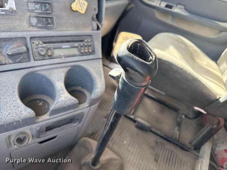 image for item EP0966 2005 Freightliner Columbia semi truck