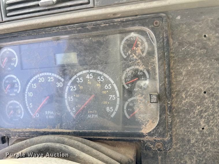 image for item EP0966 2005 Freightliner Columbia semi truck