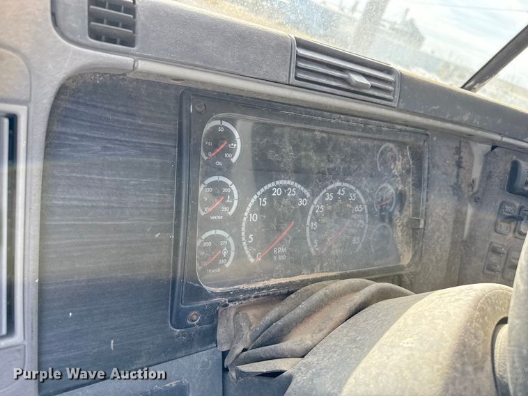 image for item EP0966 2005 Freightliner Columbia semi truck