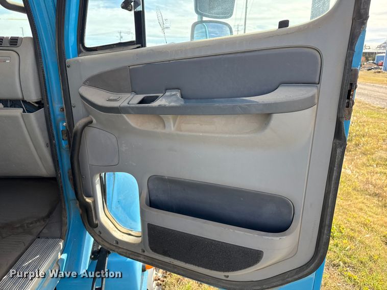 image for item EP0966 2005 Freightliner Columbia semi truck