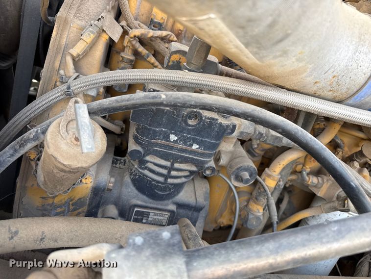 image for item EP0966 2005 Freightliner Columbia semi truck