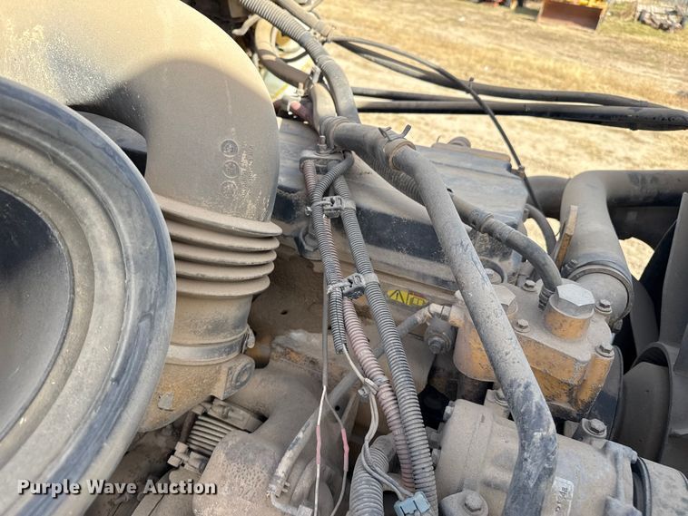 image for item EP0966 2005 Freightliner Columbia semi truck