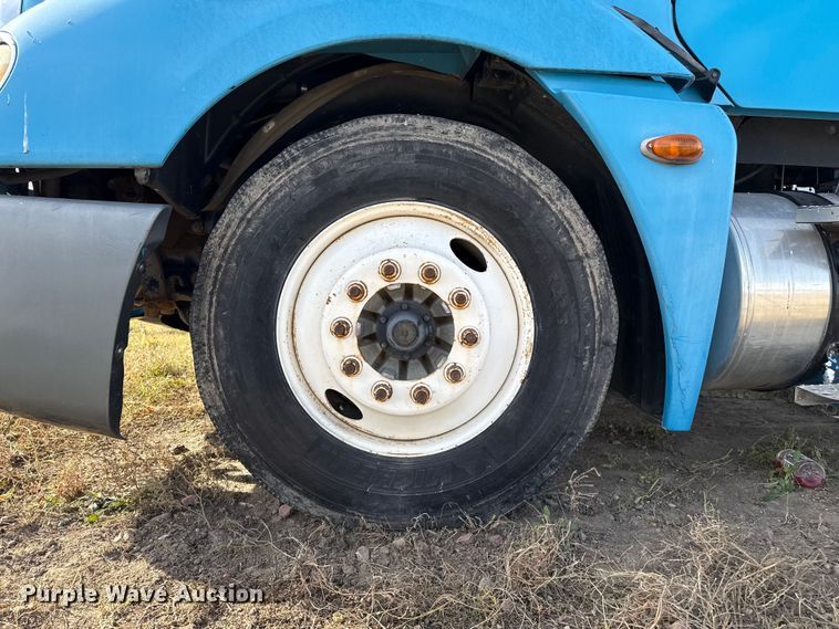 image for item EP0966 2005 Freightliner Columbia semi truck