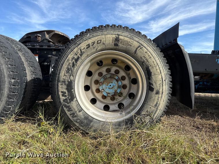 image for item EP0966 2005 Freightliner Columbia semi truck