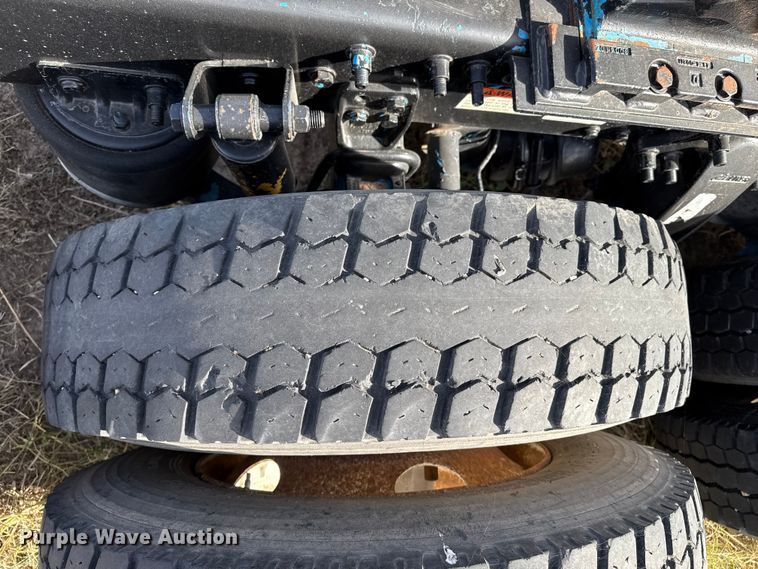 image for item EP0966 2005 Freightliner Columbia semi truck