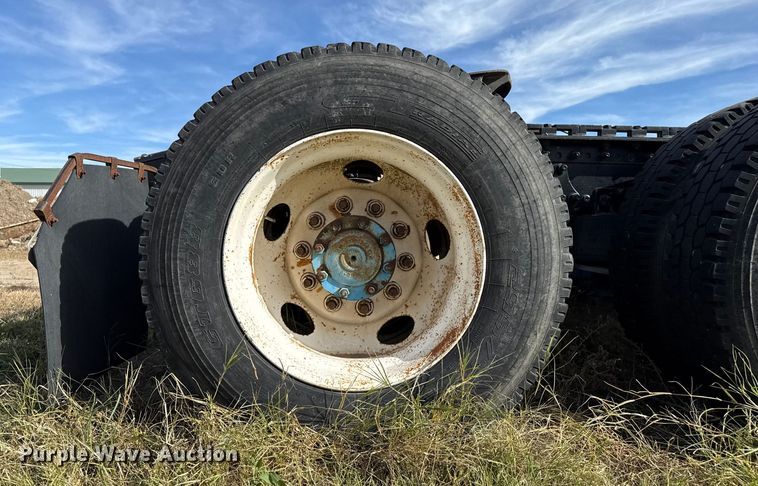 image for item EP0966 2005 Freightliner Columbia semi truck