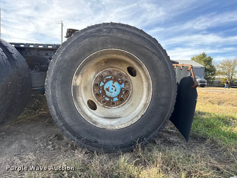 image for item EP0966 2005 Freightliner Columbia semi truck