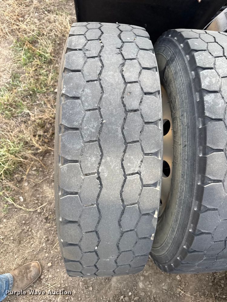 image for item EP0966 2005 Freightliner Columbia semi truck