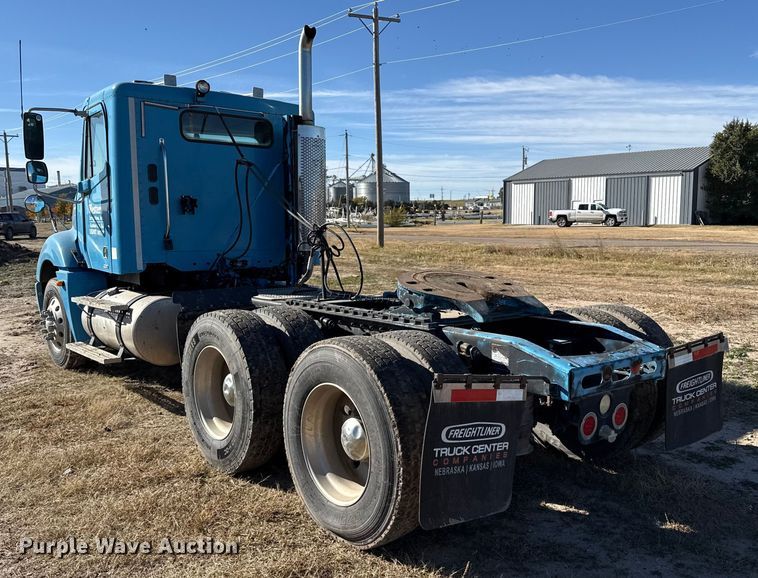 image for item EP0967 2005 Freightliner Columbia semi truck