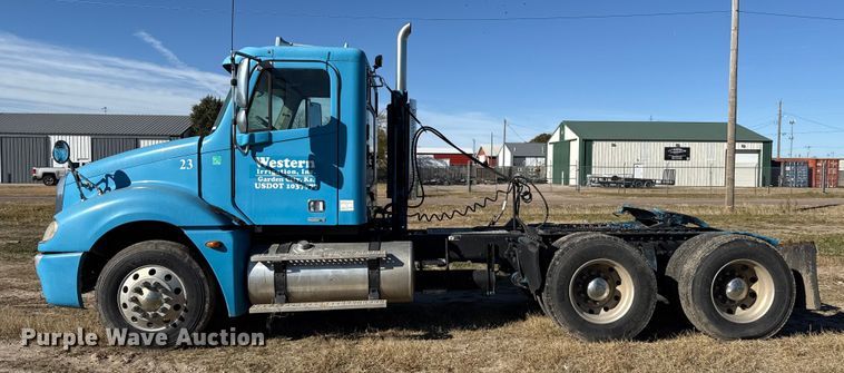 image for item EP0967 2005 Freightliner Columbia semi truck