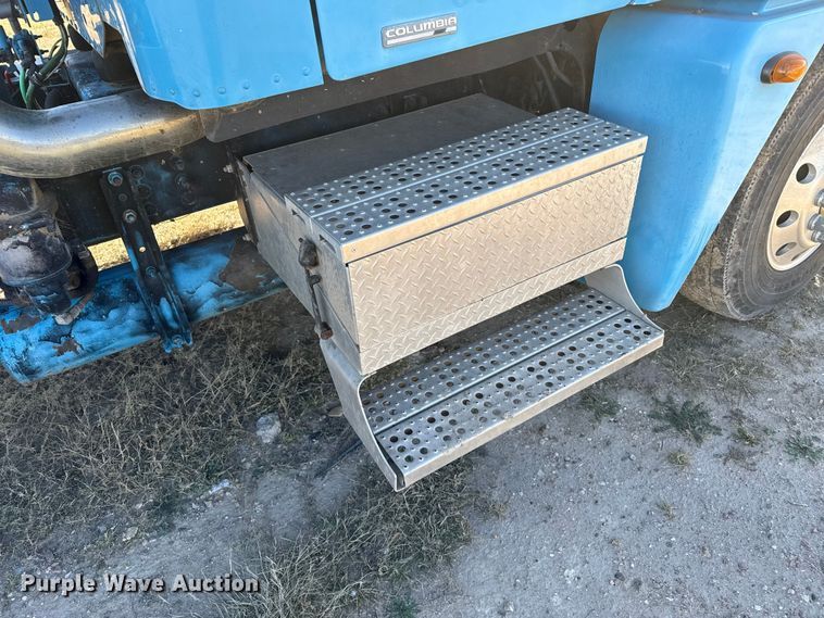 image for item EP0967 2005 Freightliner Columbia semi truck