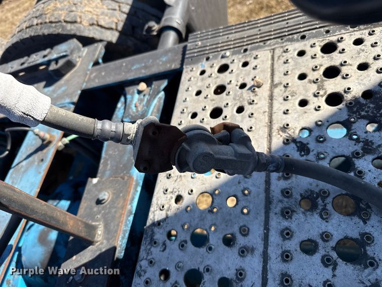 image for item EP0967 2005 Freightliner Columbia semi truck