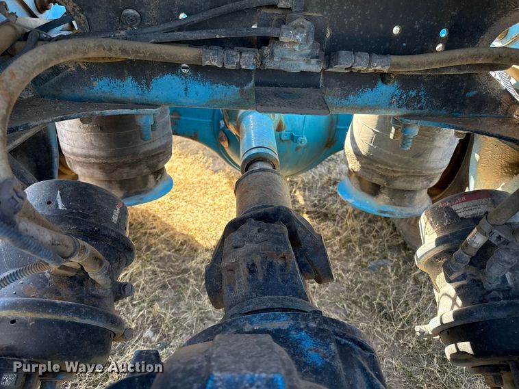 image for item EP0967 2005 Freightliner Columbia semi truck