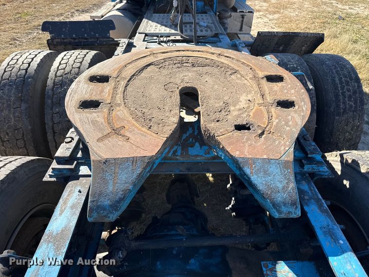 image for item EP0967 2005 Freightliner Columbia semi truck