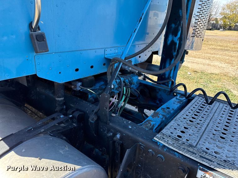 image for item EP0967 2005 Freightliner Columbia semi truck