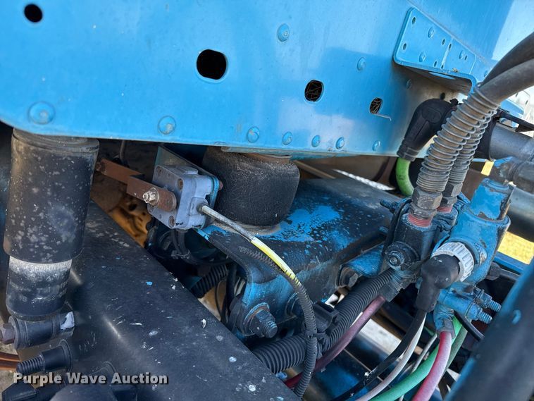 image for item EP0967 2005 Freightliner Columbia semi truck