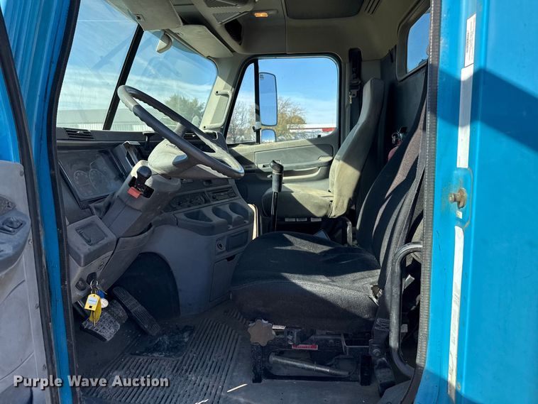 image for item EP0967 2005 Freightliner Columbia semi truck