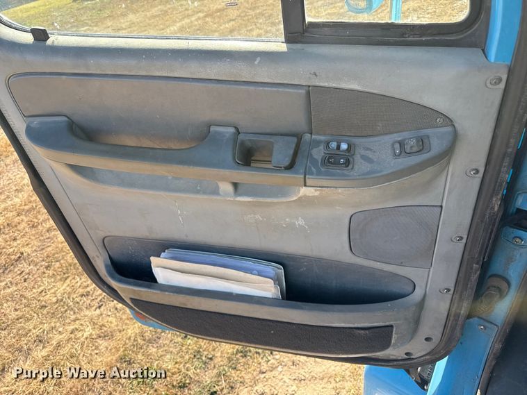 image for item EP0967 2005 Freightliner Columbia semi truck