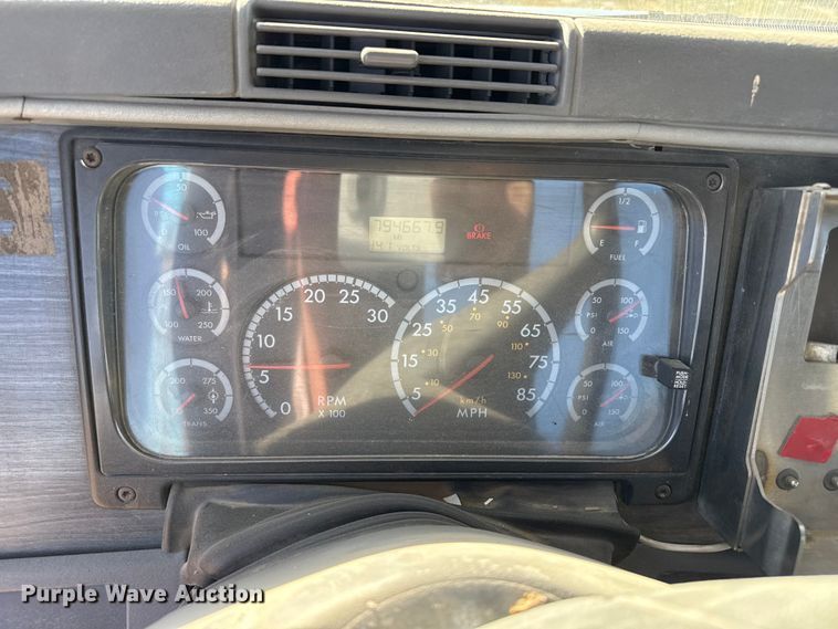 image for item EP0967 2005 Freightliner Columbia semi truck