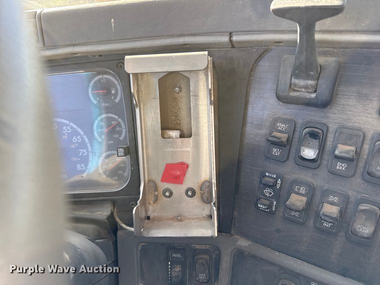 image for item EP0967 2005 Freightliner Columbia semi truck