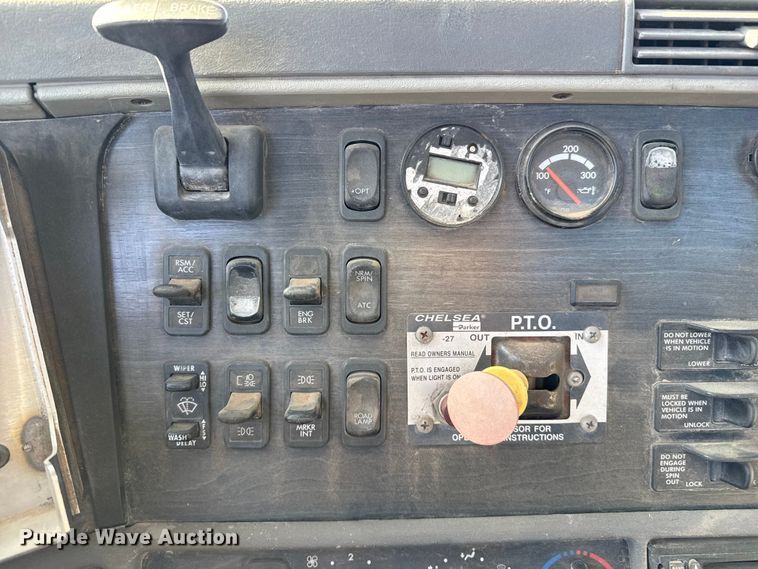 image for item EP0967 2005 Freightliner Columbia semi truck