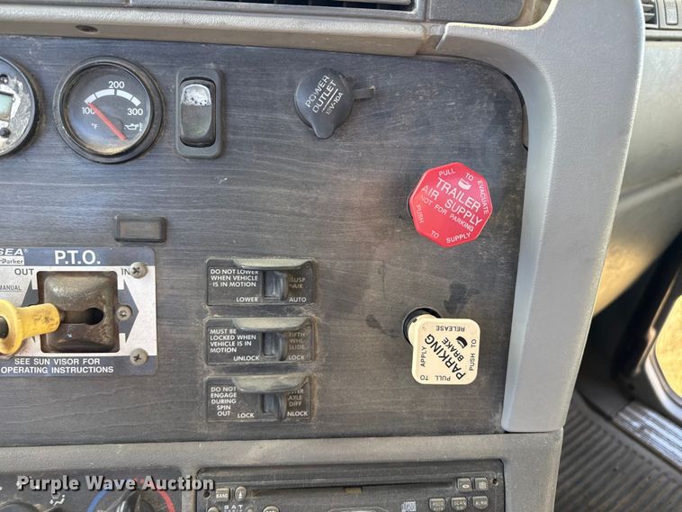 image for item EP0967 2005 Freightliner Columbia semi truck