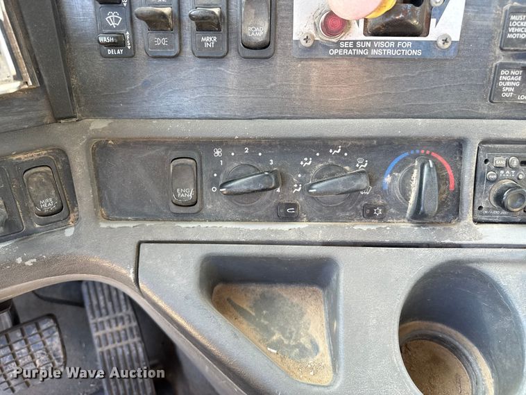 image for item EP0967 2005 Freightliner Columbia semi truck