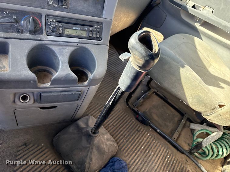 image for item EP0967 2005 Freightliner Columbia semi truck