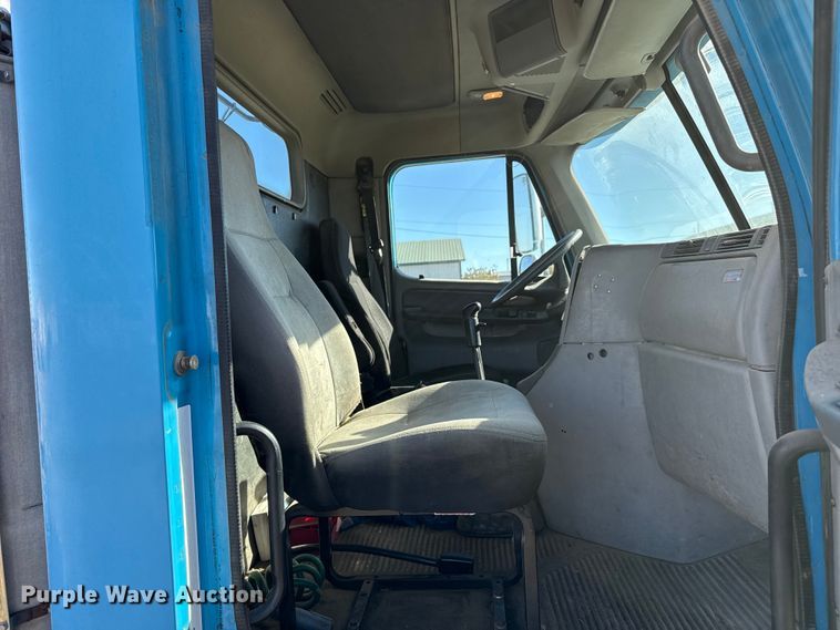 image for item EP0967 2005 Freightliner Columbia semi truck