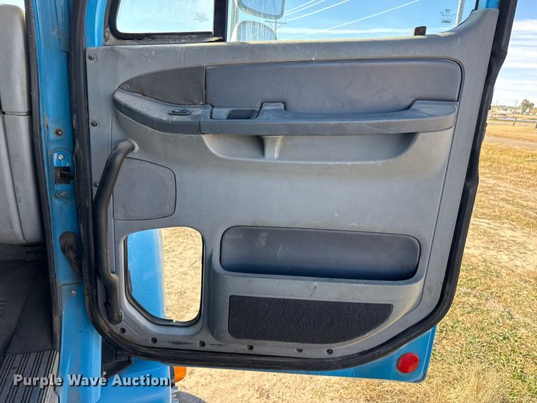 image for item EP0967 2005 Freightliner Columbia semi truck