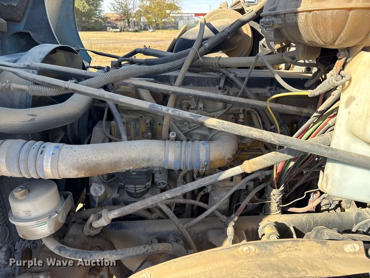 image for item EP0967 2005 Freightliner Columbia semi truck