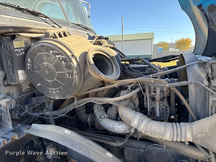 image for item EP0967 2005 Freightliner Columbia semi truck