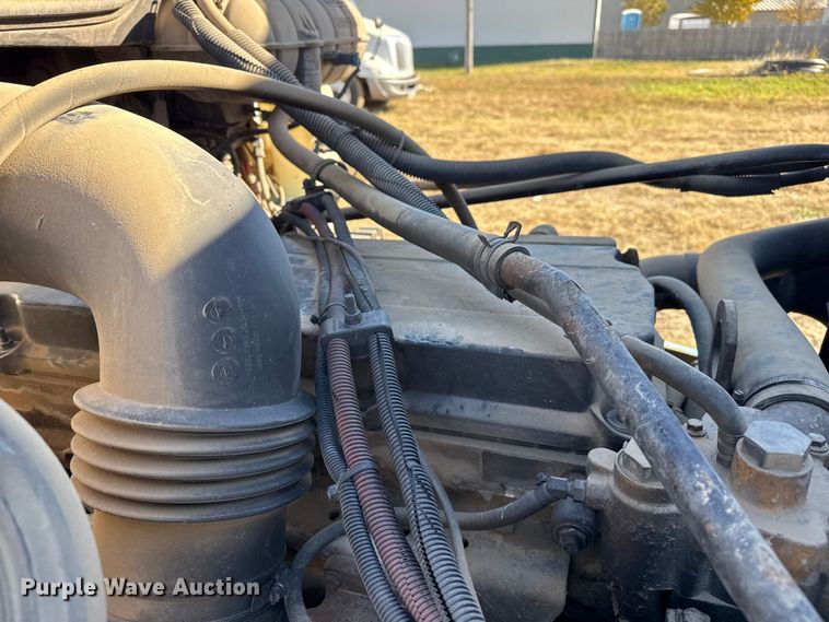 image for item EP0967 2005 Freightliner Columbia semi truck