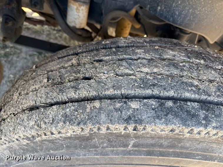 image for item EP0967 2005 Freightliner Columbia semi truck